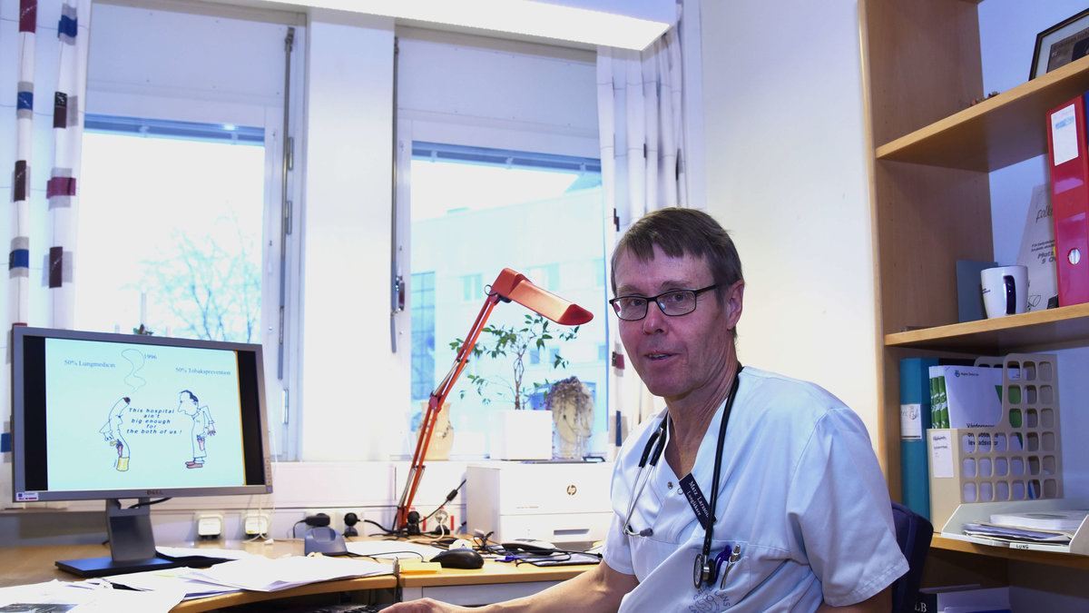 Matz Larsson, läkare och forskare vid Örebro universitet, vid ett skrivbord.