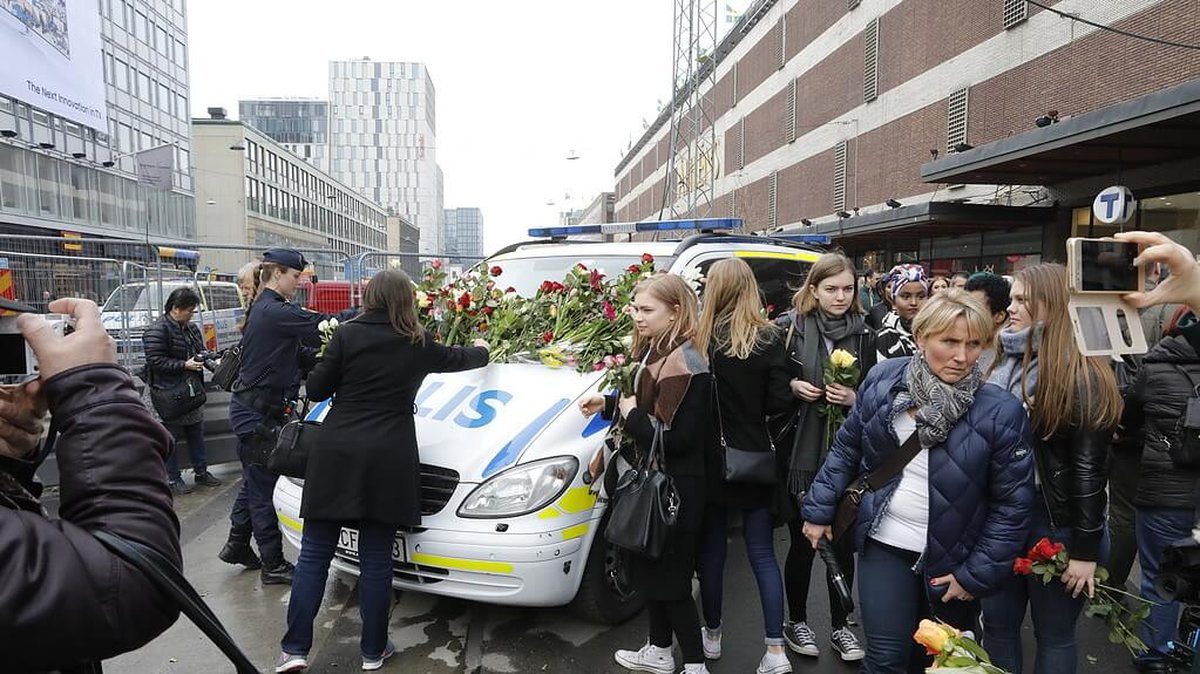 Polisen får fortsatt blommor.