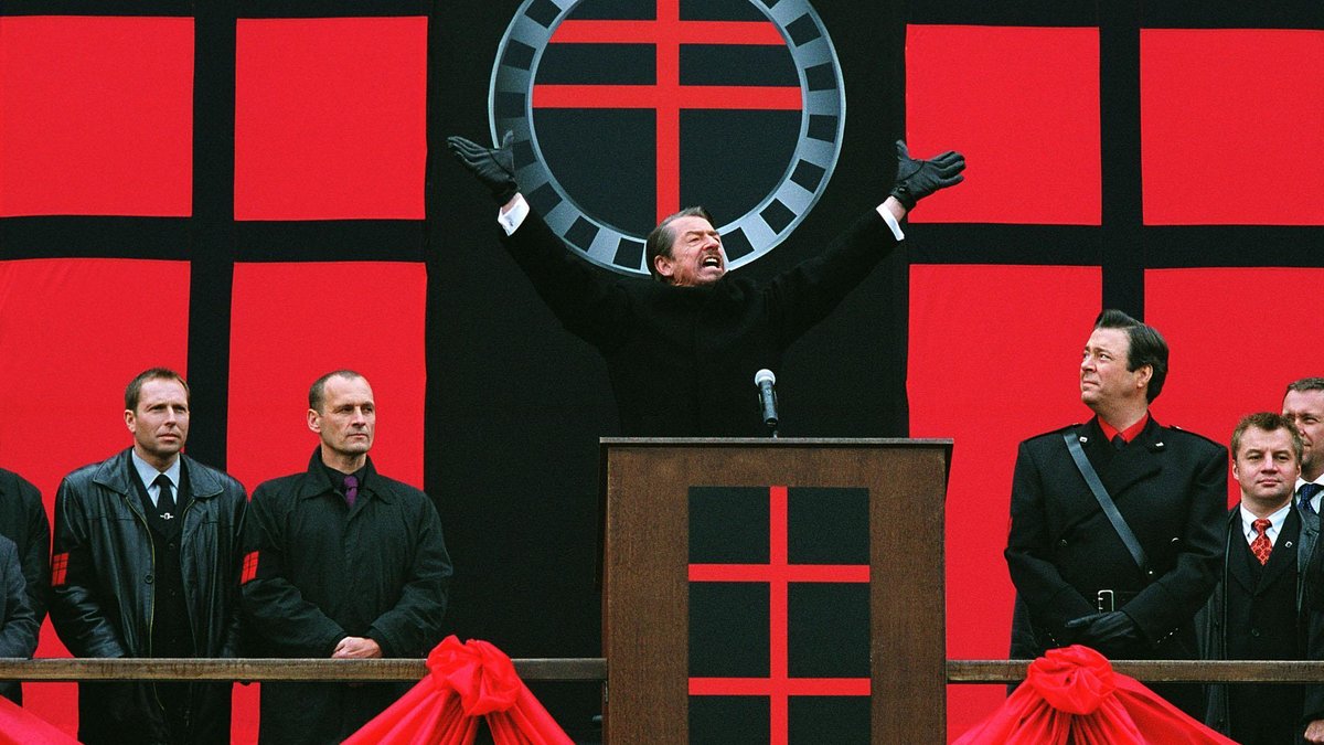 Historien i "V för Vendetta" utspelar sig i ett framtida Storbritannien som tagits över av ett fascistiskt parti - med övervakning och krig som följd.