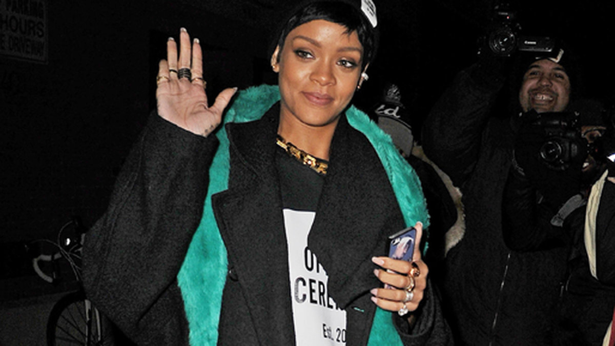 Rihanna möter vädret i New York med en lång kappa.
