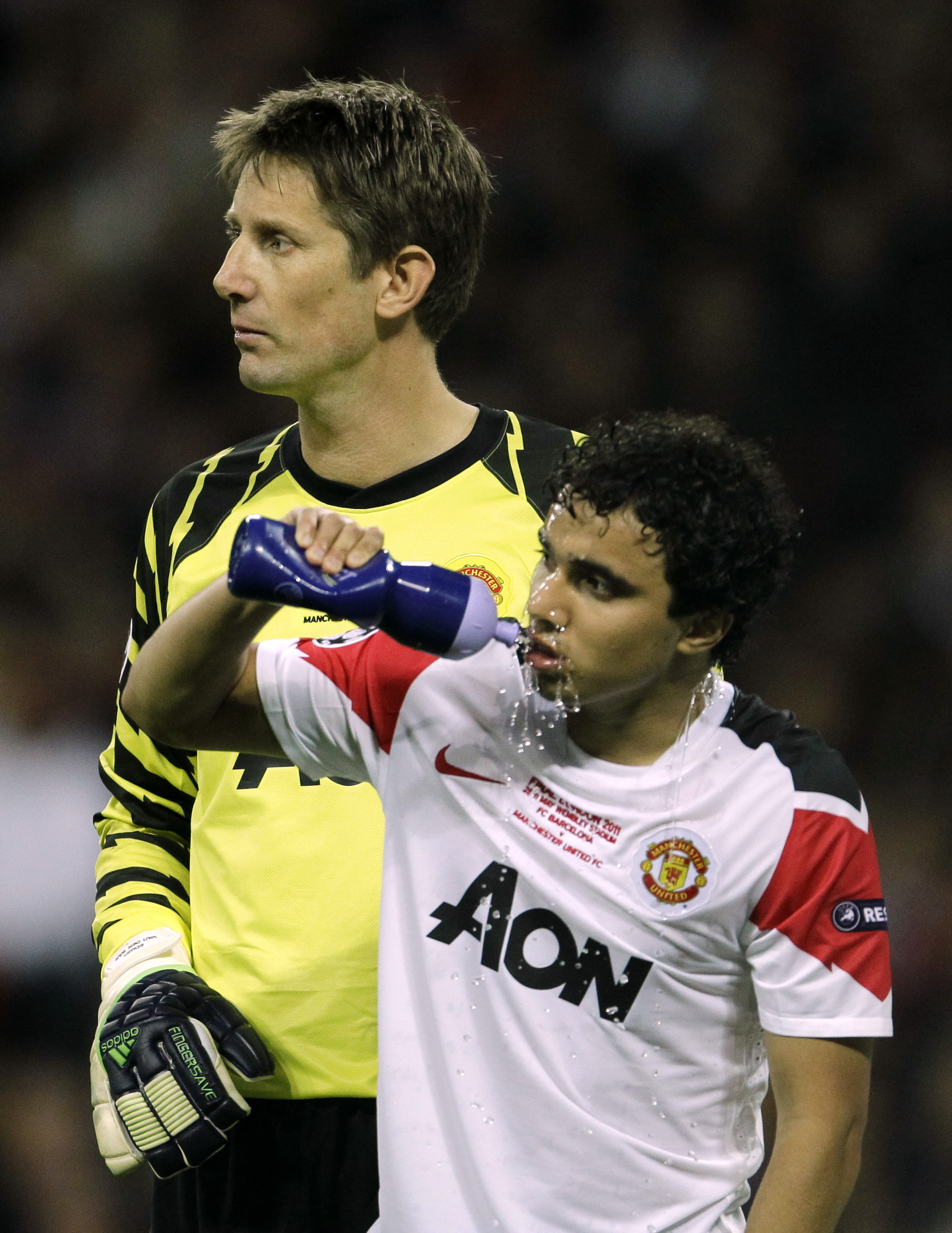 Van der Sar och Fabio, från andra sidan firandet. Van der Sar och Fabio, från andra sidan firandet.