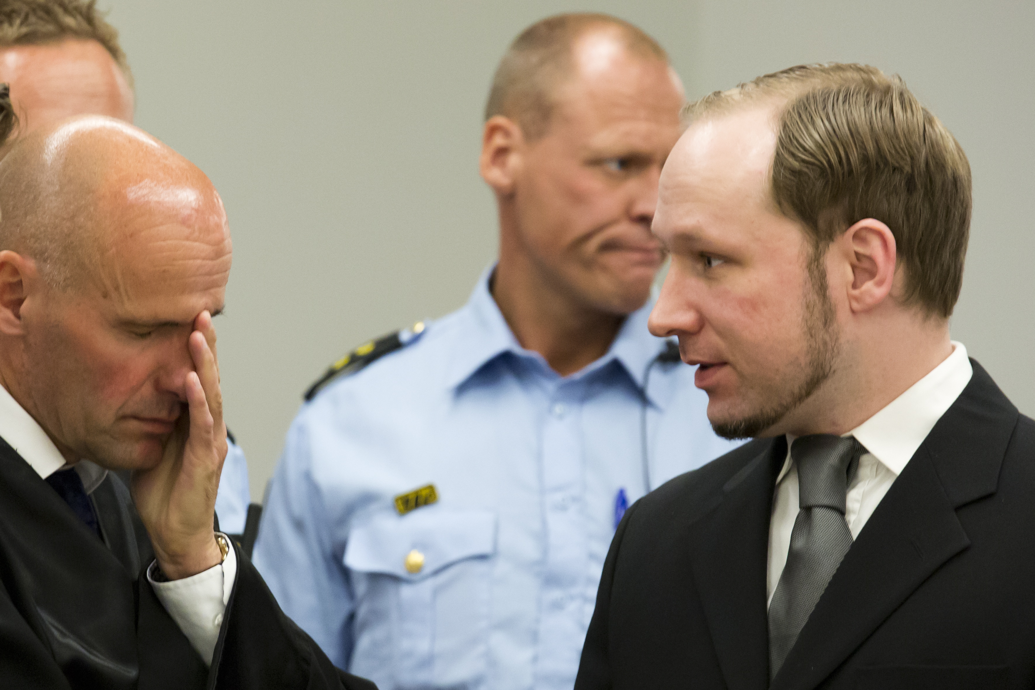 Advokat Geir Lippestad och Anders Behring Breivik under onsdagens förhandlingar. 
