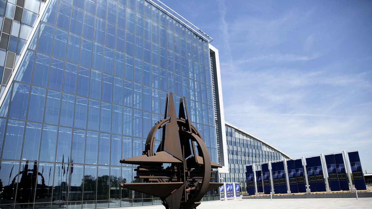 Nato-symbolen i form av en kompass framför högkvarteret i Bryssel. Arkivbild.