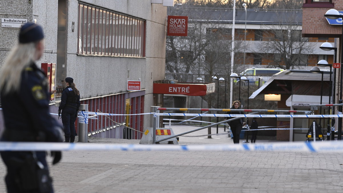 En man i 40-årsåldern har dött efter en skjutning i Skärholmen i södra Stockholm under tisdagen.