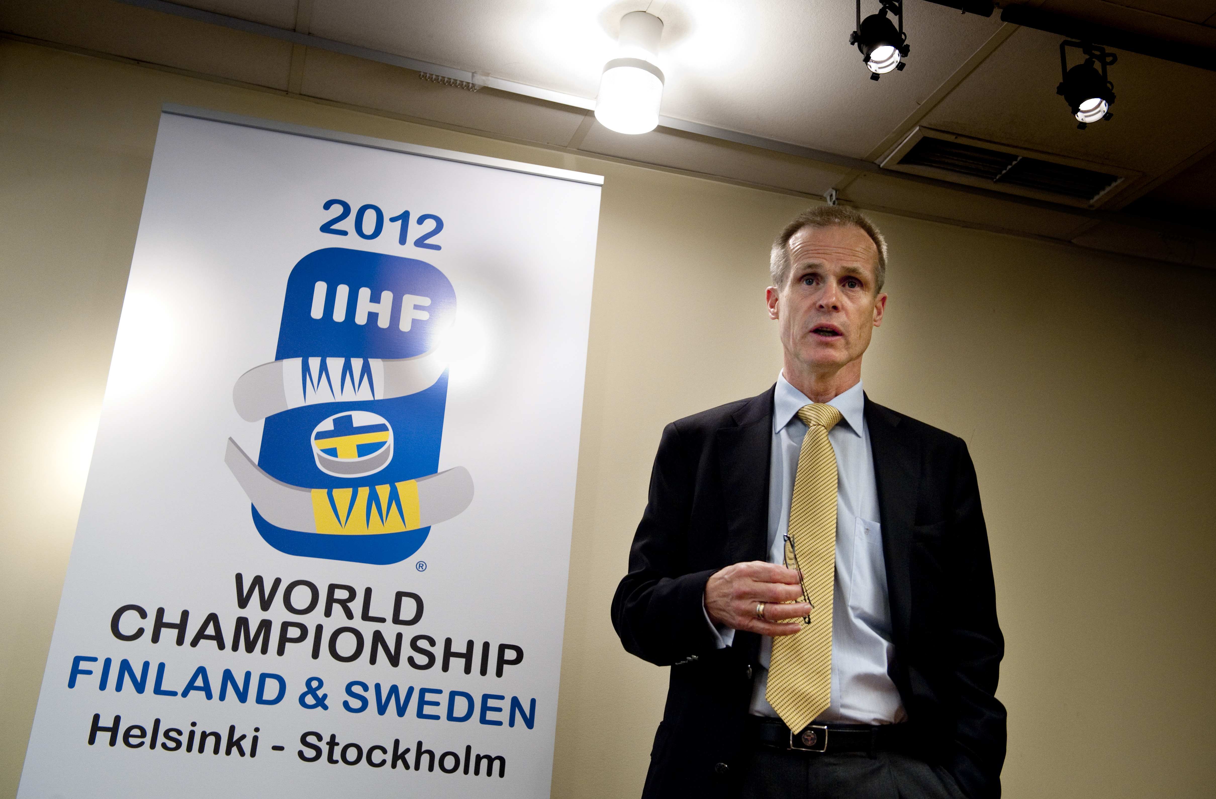 Christer Englund, ordförande i svenska ishockeyförbundet, är inte säker på hur biljettförsäljningen till ishockey-VM går: "Vi vet inte hur mycket vi sålt."