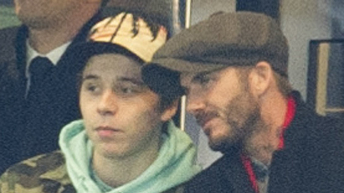Brooklyn Beckham kollar in Zlatan på plan med pappa David.