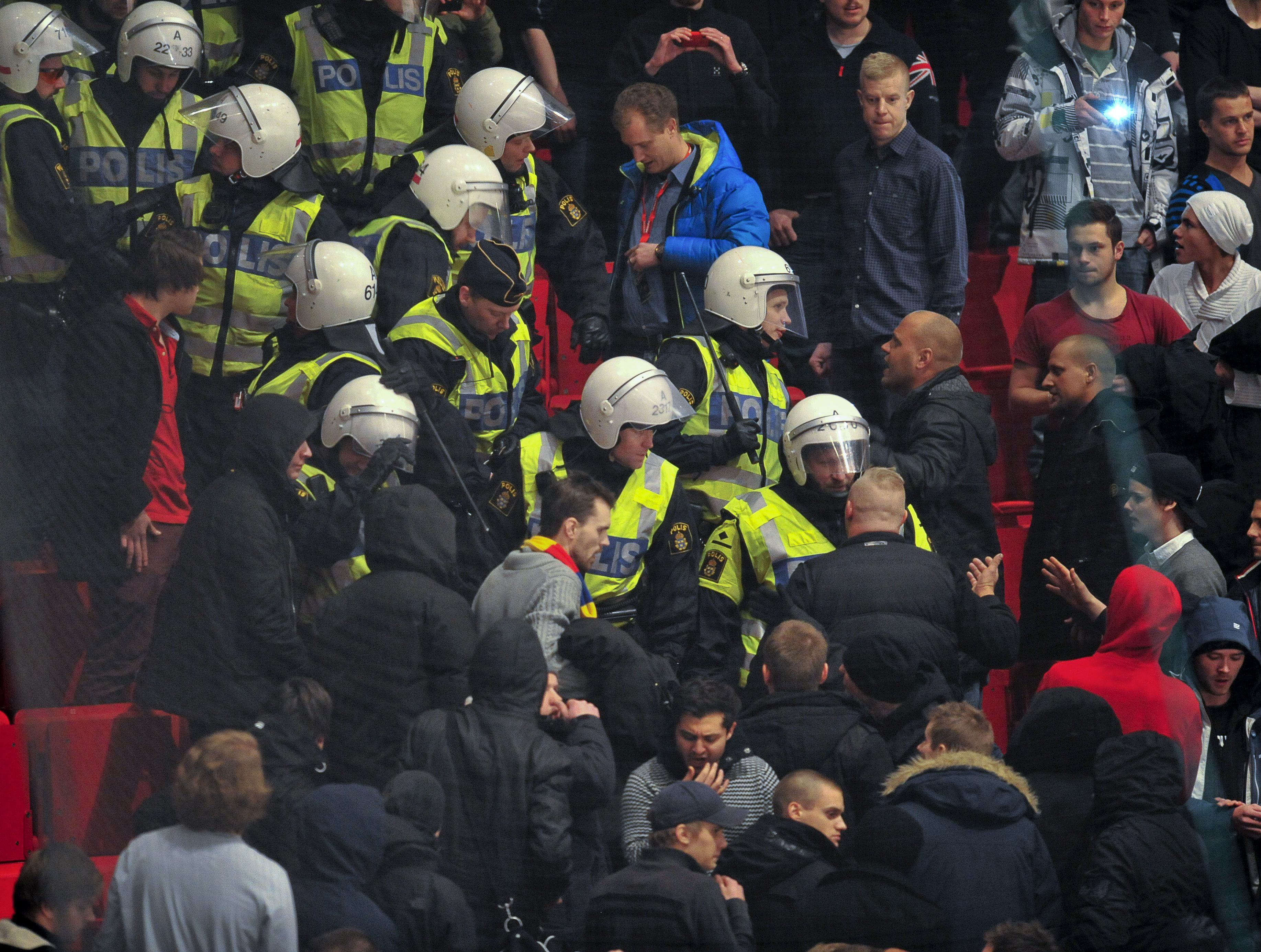 Polisens batongslag riktade mot liggande fans fångades på film.