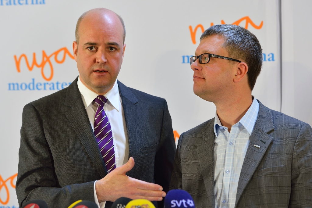 Moderaterna ligger nästan stilla i mätningen, men statsminister Fredrik Reinfeldt har uttryckt sin oro.