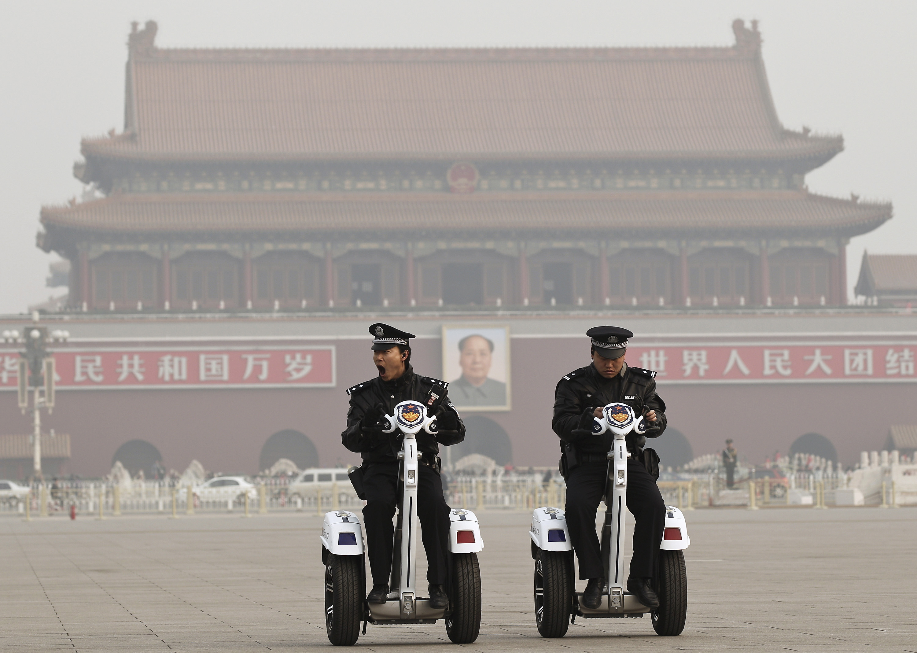 Den kinesiska ordningsmakten bevakar torget hårt, även på en del okonventionella sätt.