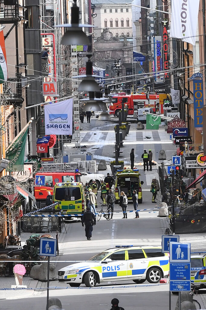 Ambulans. Terrorattacken på Drottninggatan.