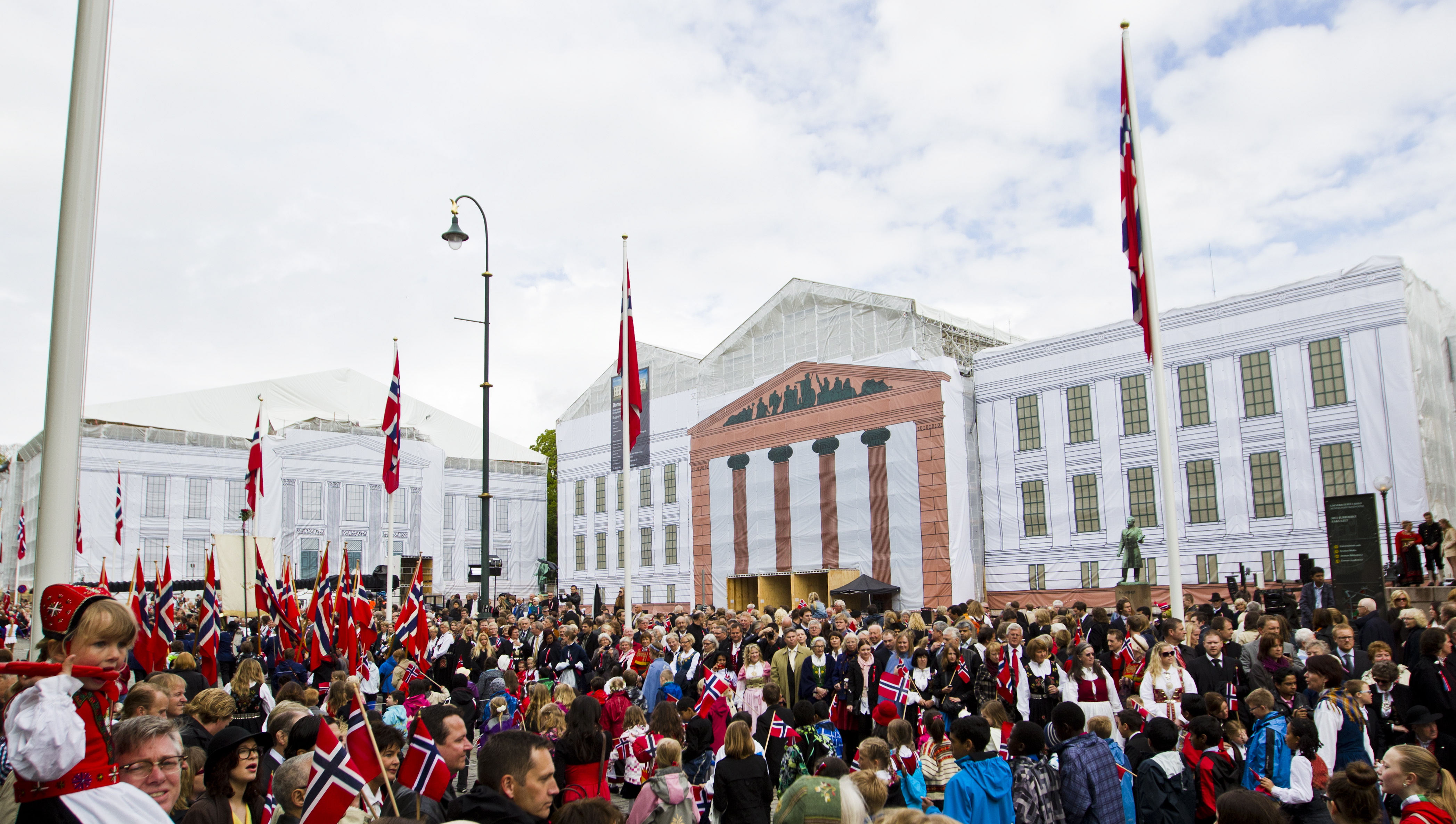 Ett smockfullt Karl Johans torg i huvudstaden. Ett smockfullt Karl Johans torg i huvudstaden.