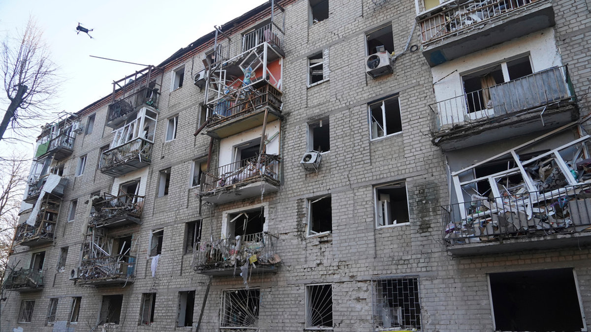 Ett skadat flerfamiljshus i Charkiv efter onsdagens ryska flyganfall.