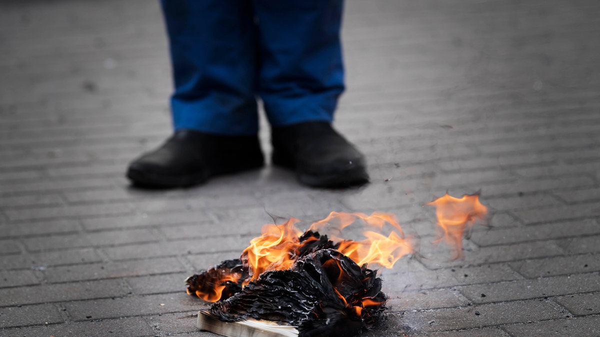En koran bränns upp i i Stockholm. Arkivbild.