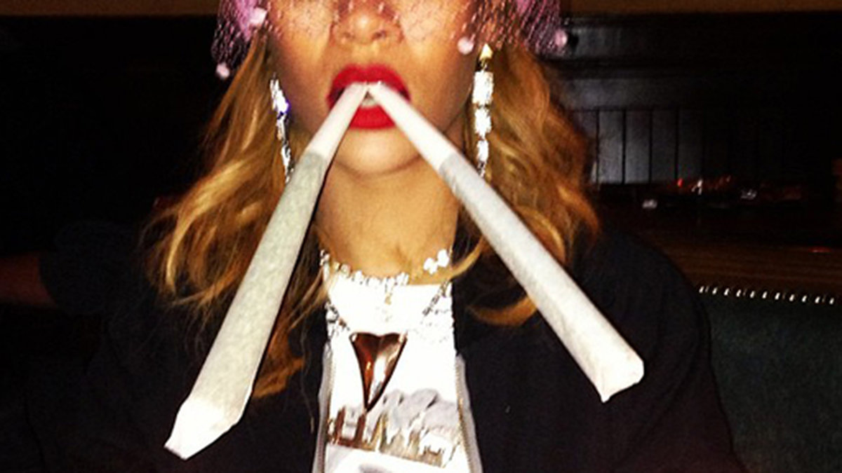 Rihanna tänder på joints