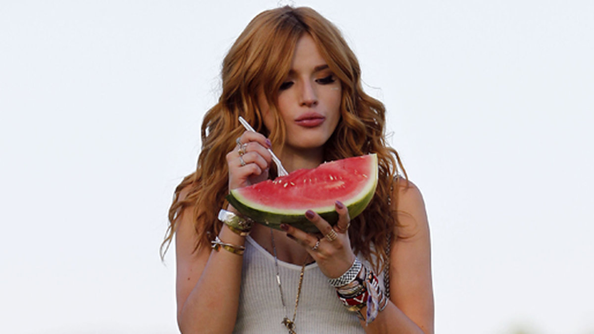 Bella Thorne käkade en melon. 