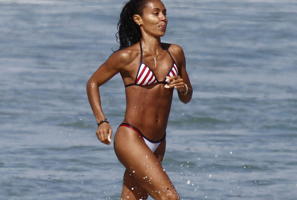 Jada Pinkett Smith visar sin vältränade kropp under en semester på Hawaii i november. Jada Pinkett Smith visar sin vältränade kropp under en semester på Hawaii i november.