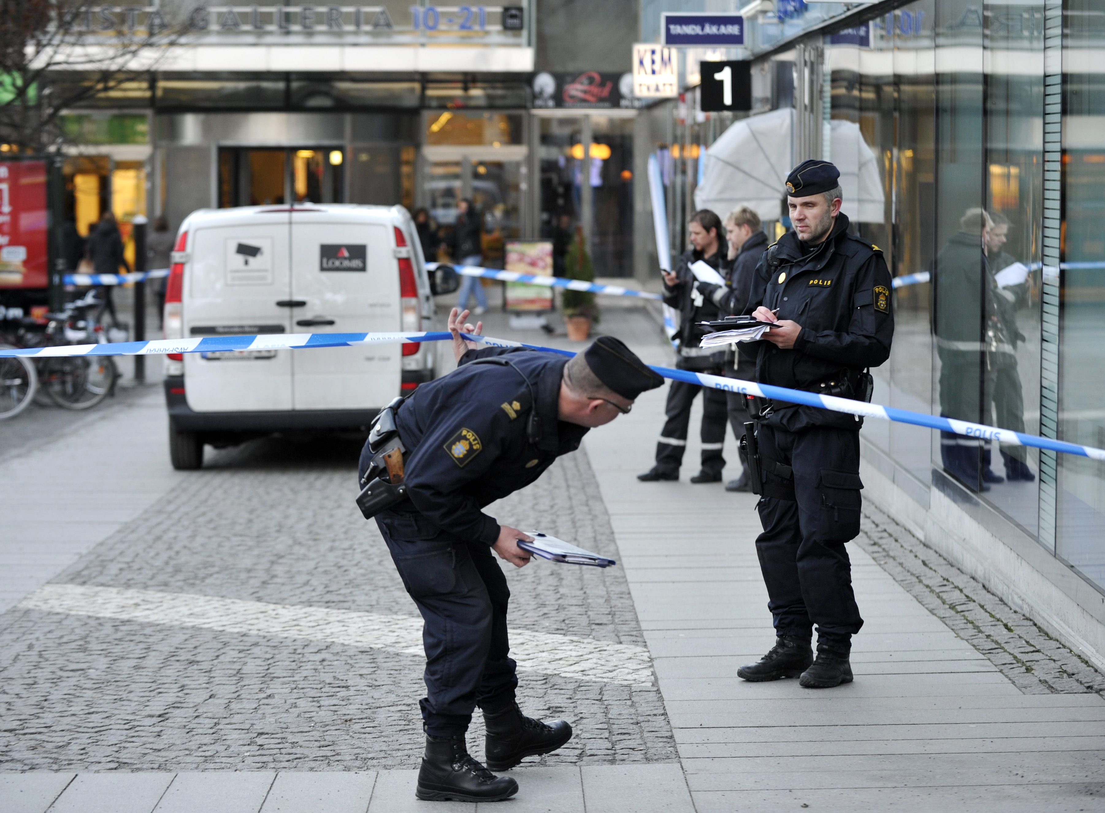 En värdetransportbil utsattes vid 14-tiden på torsdagen för ett rånförsök på Kista torg i västra Stockholm. Enligt Stockholmspolisens hemsida har rånarna inte kommit över någon värdeväska och lämnat platsen springande.
