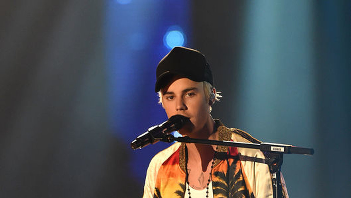 Justin spelade live på Brit Awards.