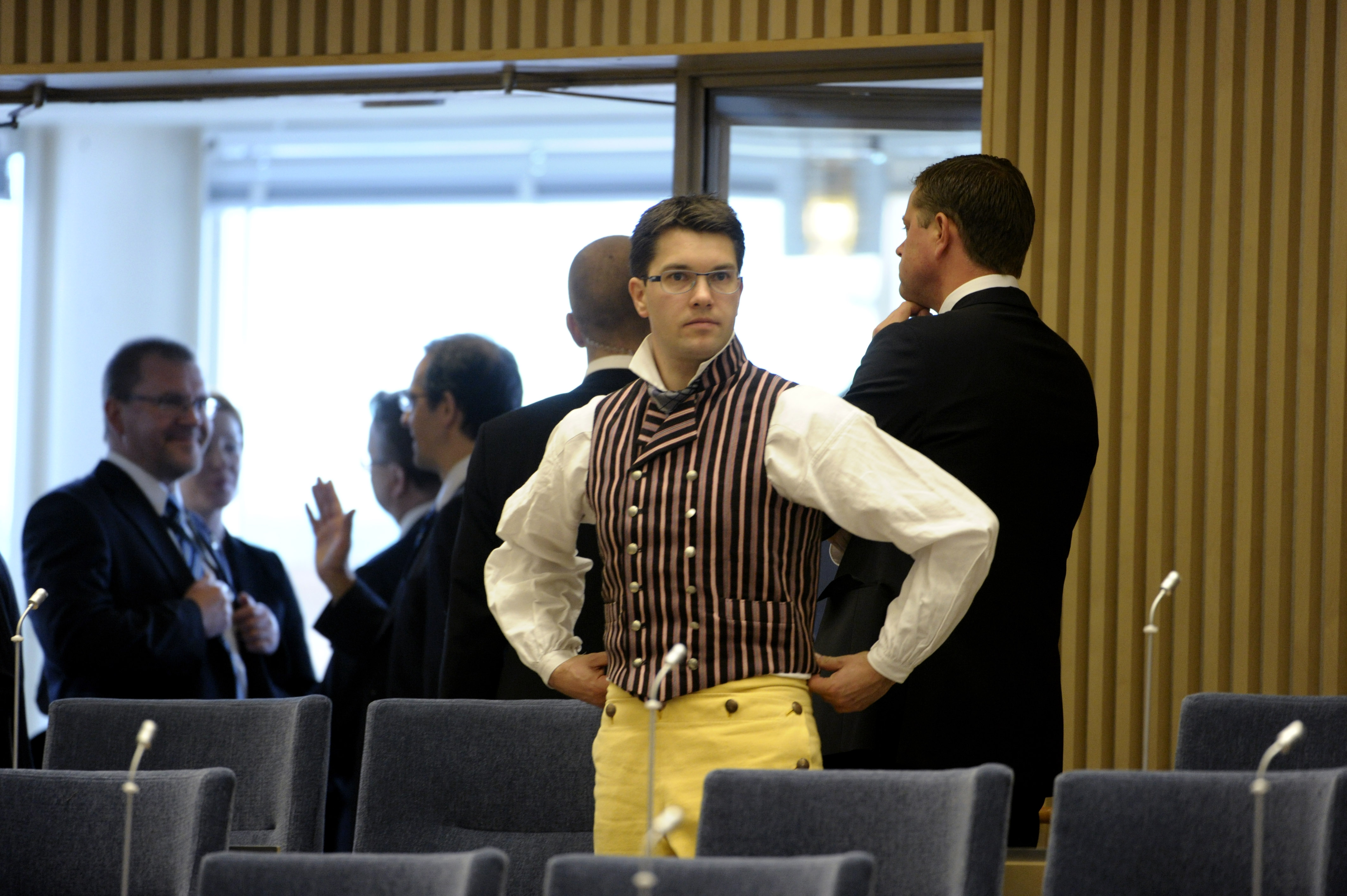 5/10/2010. När riksdagen öppnar den 5 oktober har Sverigedemokraterna för första gången tagit plats i parlamentet. Jimmie Åkesson har folkdräkt dagen till ära.