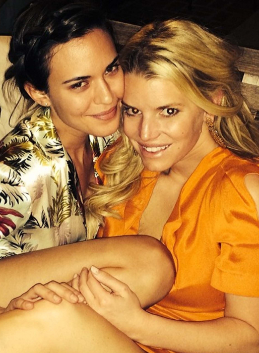 Jessica Simpson hänger med en tjejkompis. Jessica Simpson hänger med en tjejkompis.