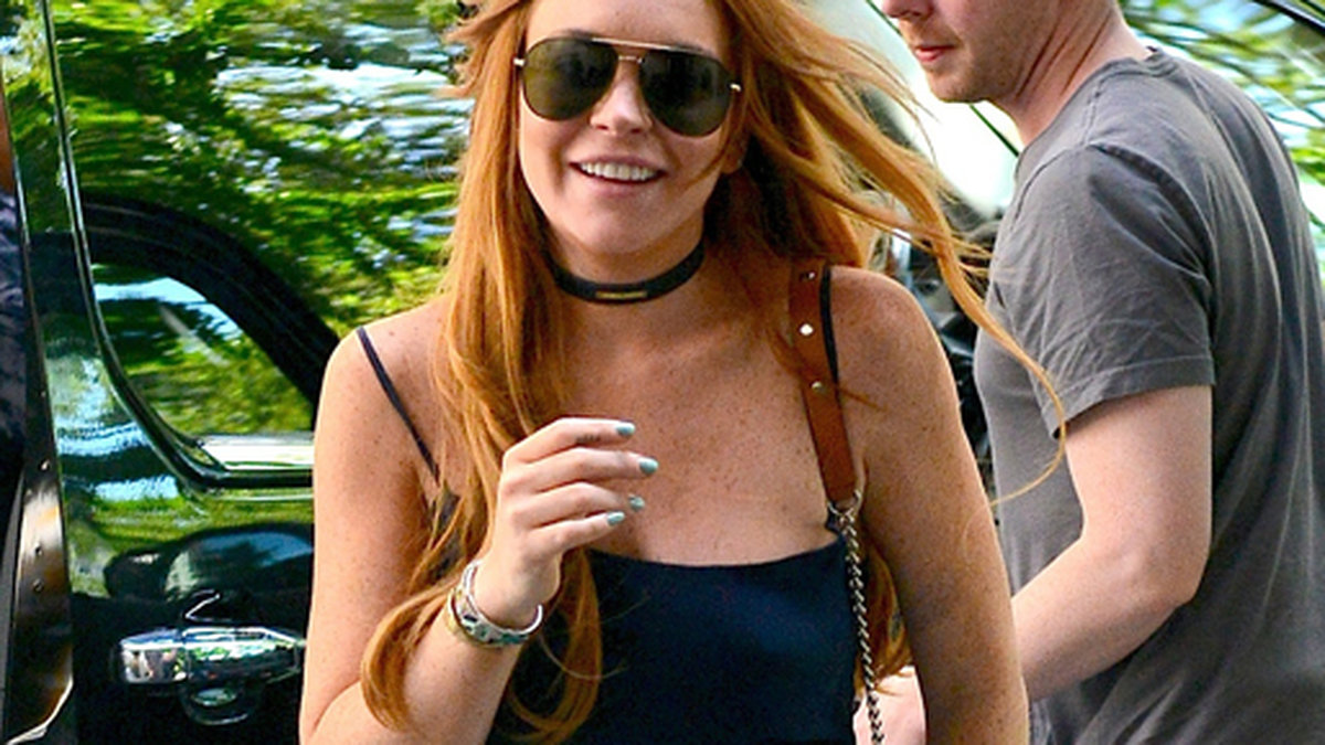 Lindsay Lohan ser lycklig ut efter en tid på rehab.