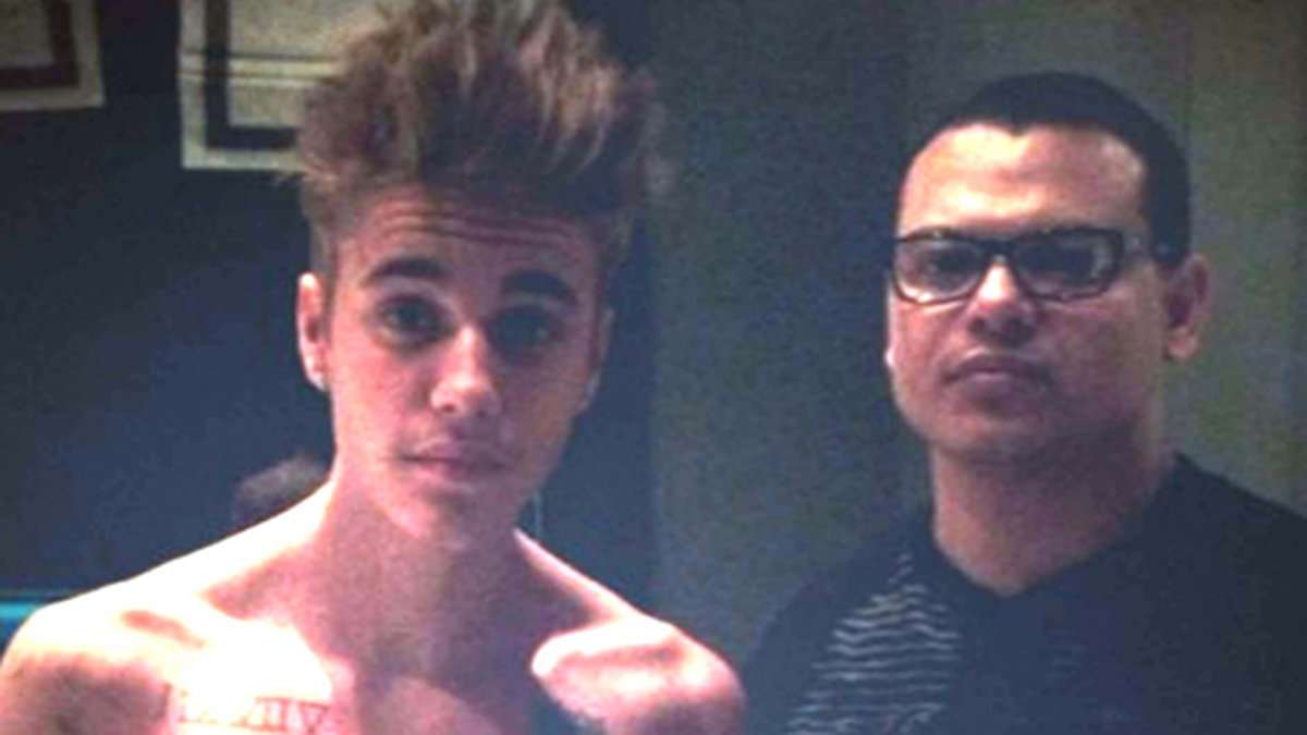 Justin Bieber poserar med sin tatuerare Chuey Quintanar i höstas. Bieber har gaddat sig rejält i år. 