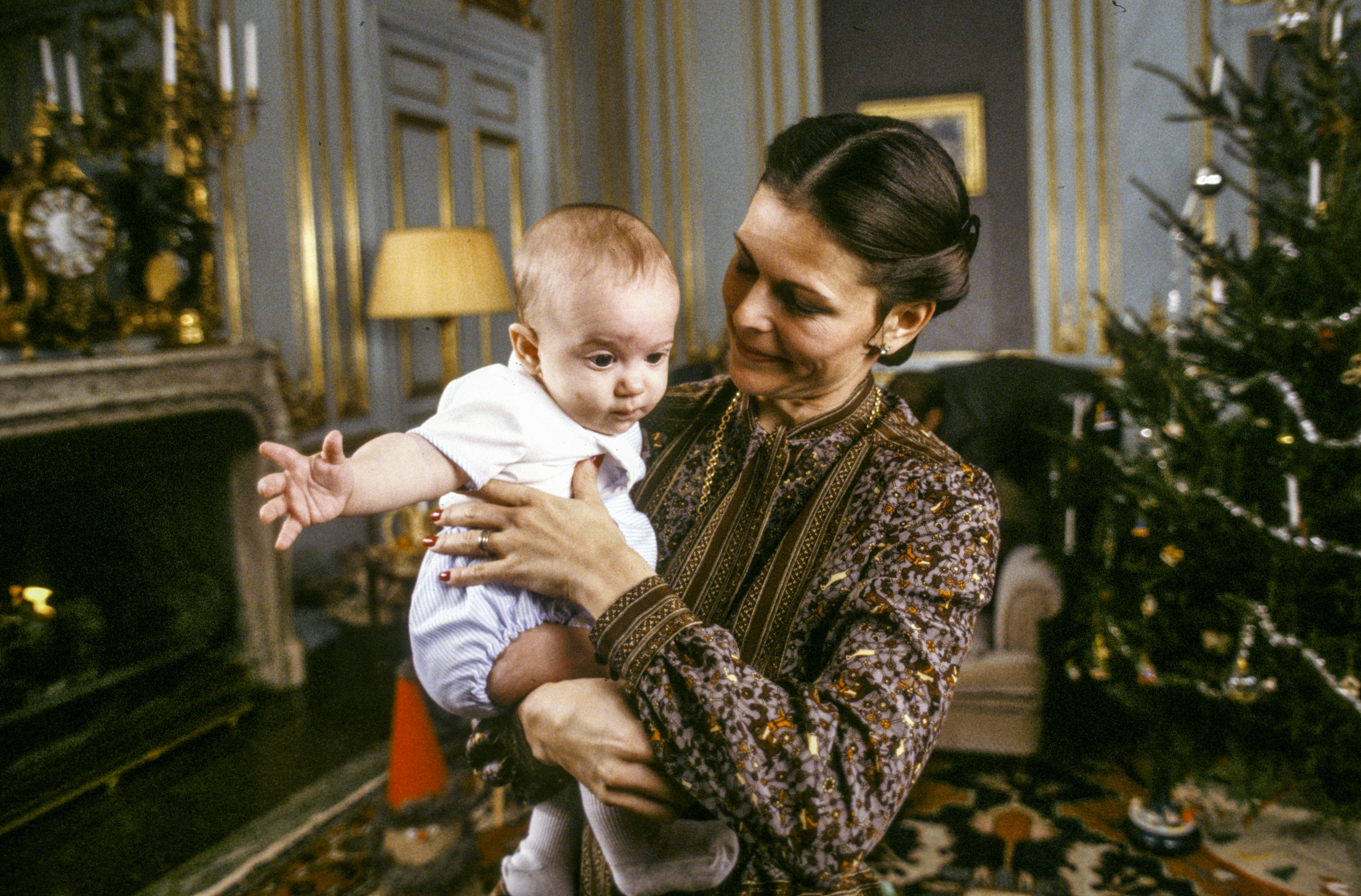 Här är lilla bebis Carl Philip med mamma Silvia.