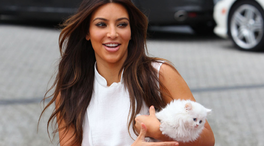 Kim Kardashian visar stolt upp sin nya katt, lilla Mercy.