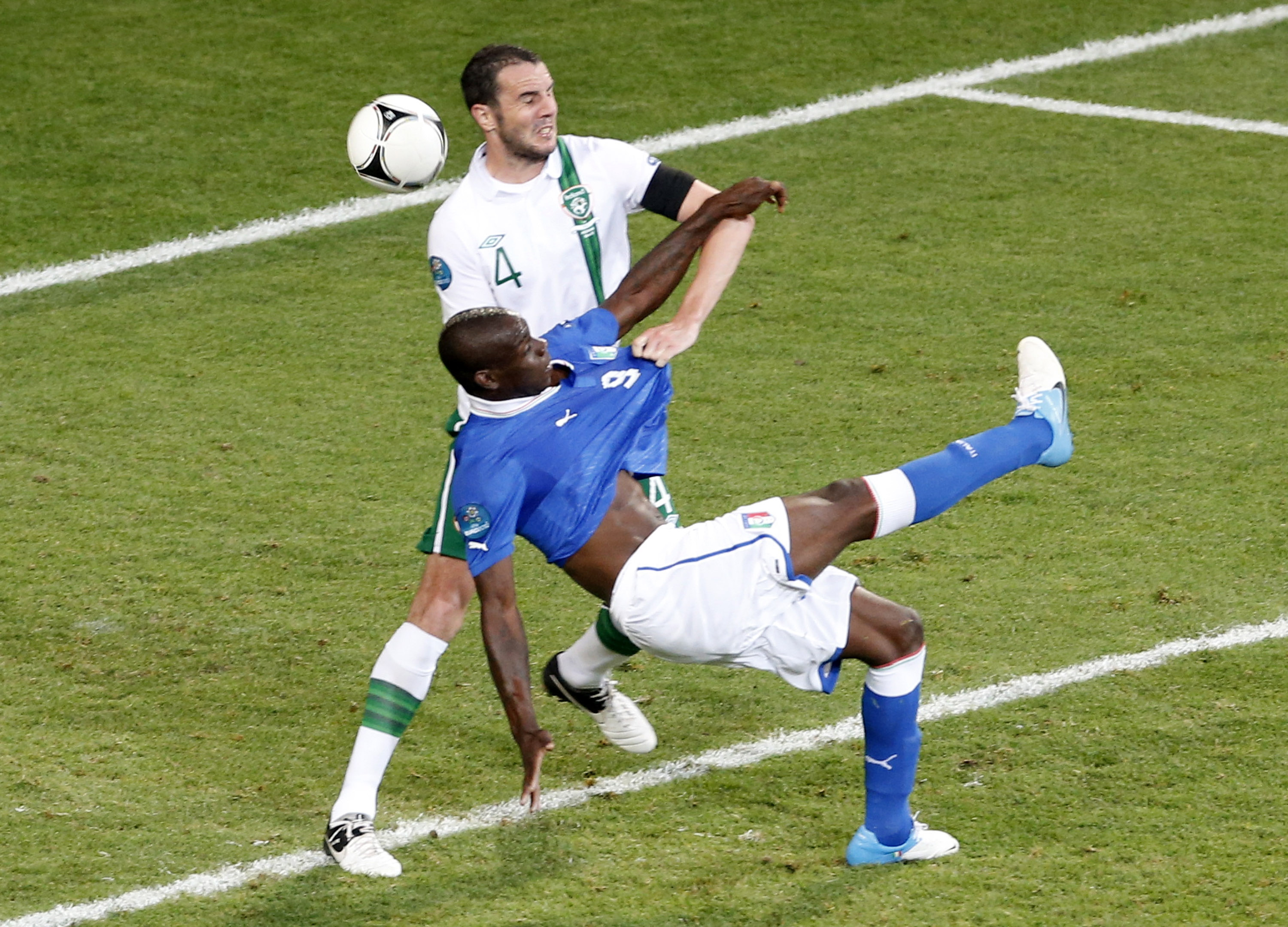 Maro Balotellis konstmål i 90:e minuten betydde 2-0 till Italien. Maro Balotellis konstmål i 90:e minuten betydde 2-0 till Italien.
