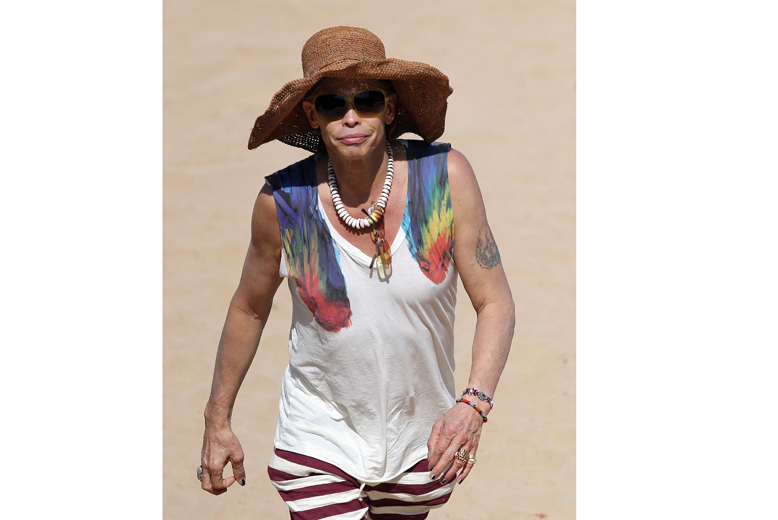 Steven Tyler firade sin 64-årsdag på Hawaii. Kanske fick han en välbehövd manikyr i något av paketen? Steven Tyler firade sin 64-årsdag på Hawaii. Kanske fick han en välbehövd manikyr i något av paketen?