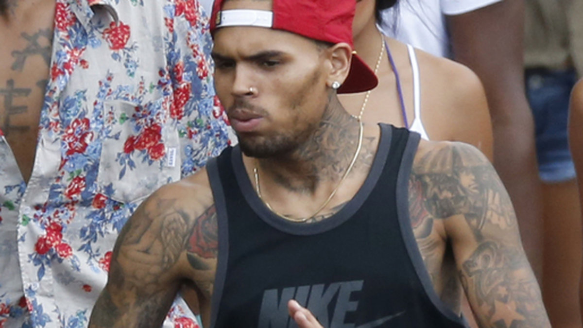 Chris Brown har en rad tatueringar över hela kroppen. Men mest uppmärksamhet rönte stjärnan tidigare i år för sin nya halstatuering som ryktades föreställa Rihanna.