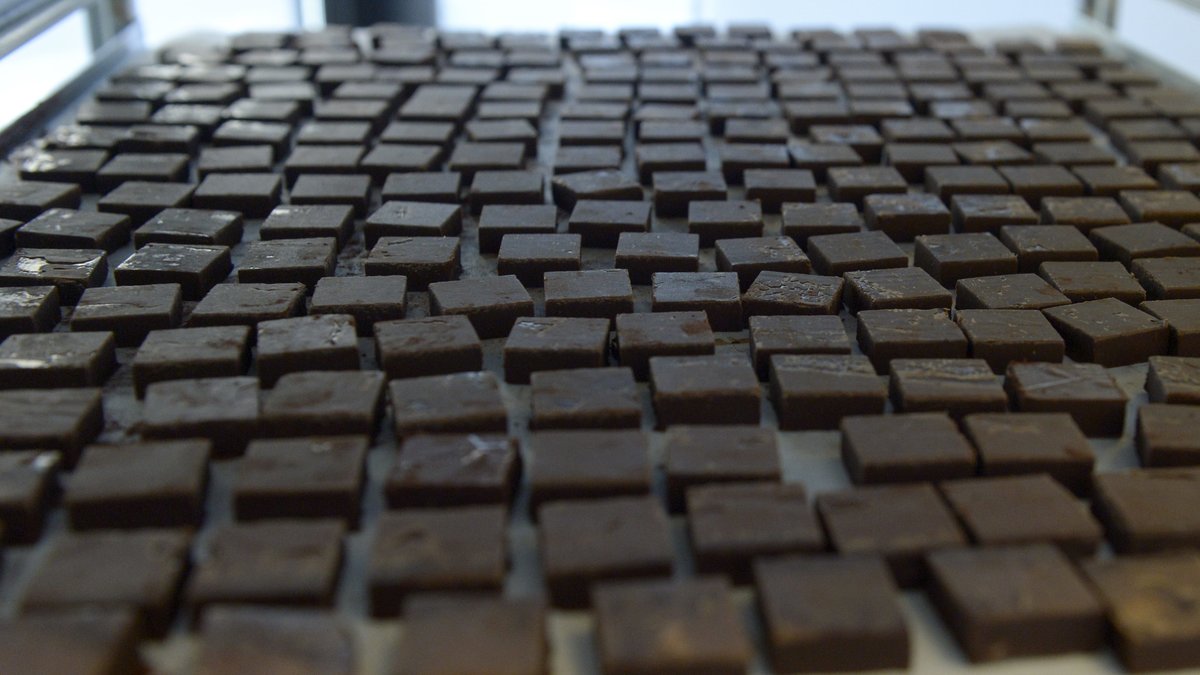 Två av världens största företag varnar nu för rejäla underskott av choklad.