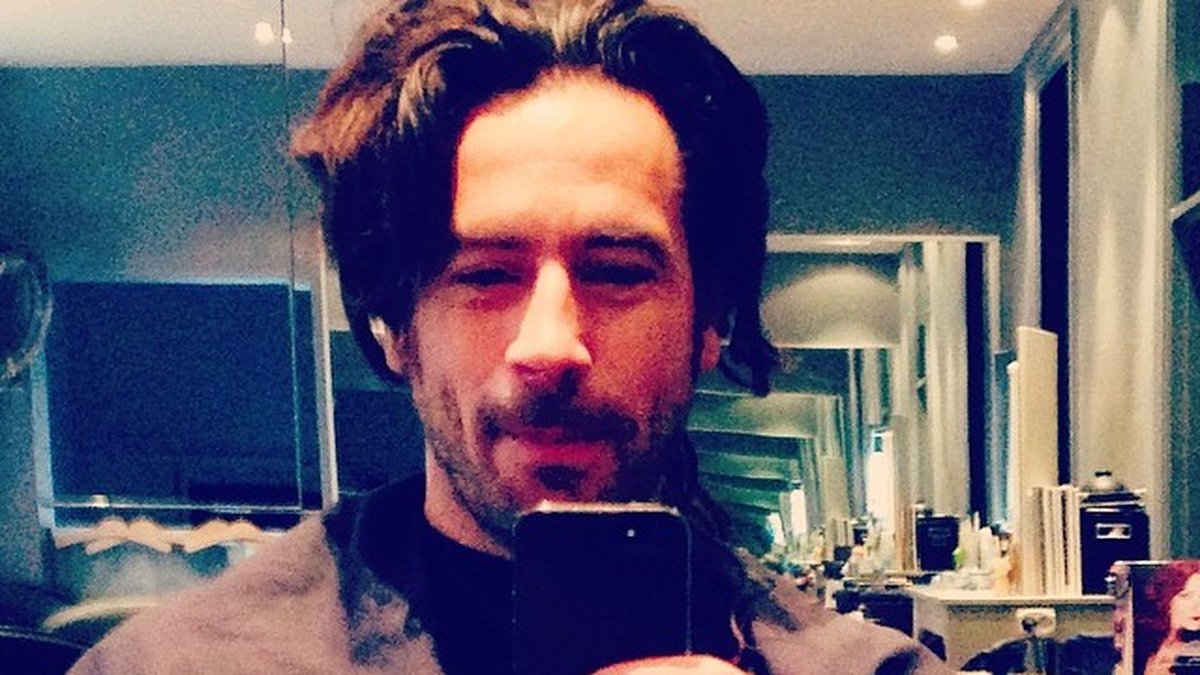 Ser nöjd ut i frisörstolen och passar på med en frisör-selfie. 