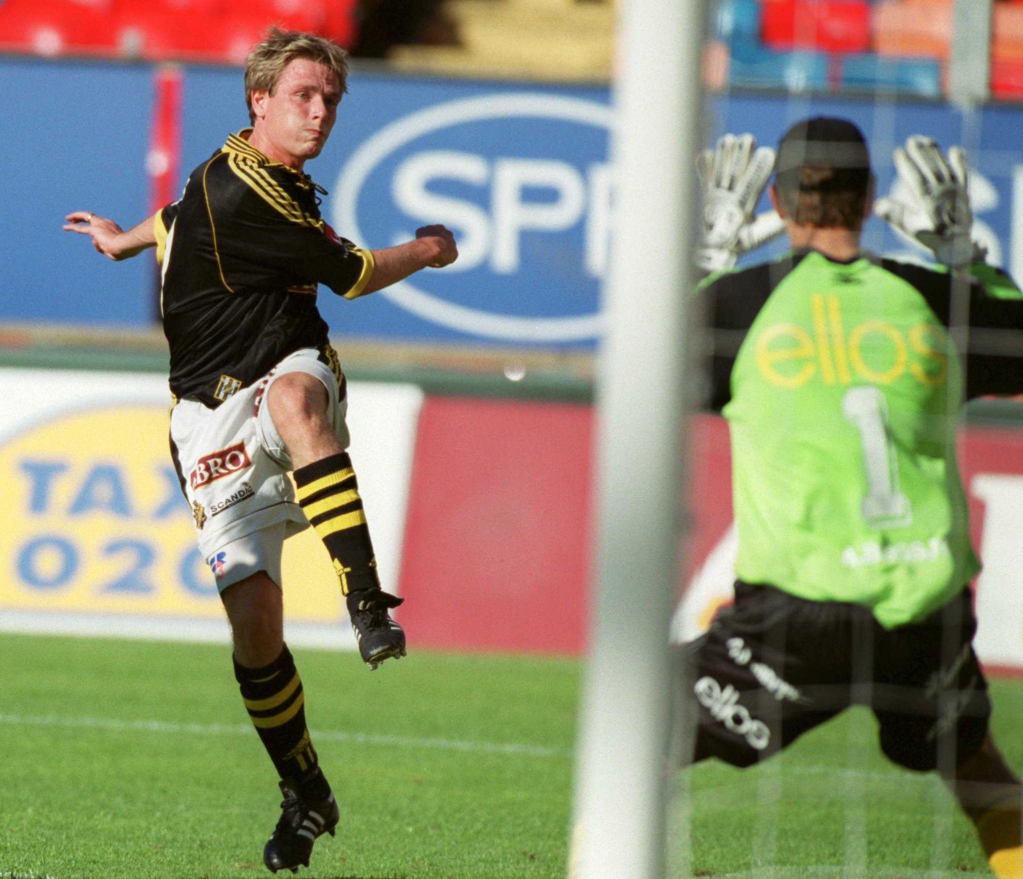 Kalle "kula" Corneliusson har haft äran att spela inför två välrenomerade arenor. Inte bara Råsunda, utan även framför Stadio San Paolos tokbranta läktare. Kalle "kula" Corneliusson har haft äran att spela inför två välrenomerade arenor. Inte bara Råsunda, utan även framför Stadio San Paolos tokbranta läktare.