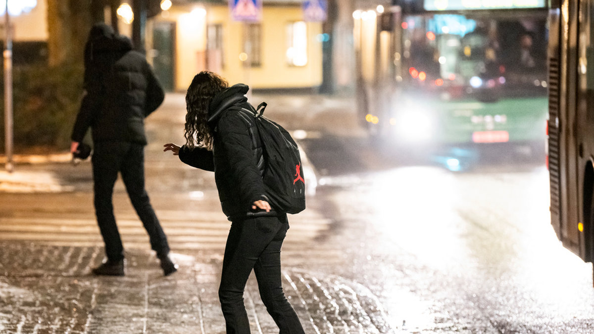 Underkylt regn gör att det kan bli blixthalt i bland annat Göteborg varnar SMHI. Arkivbild.