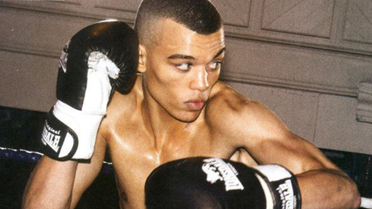 Han var tidigare boxare, men la boxningshandskarna på hyllan när modellkarriären lockade. 