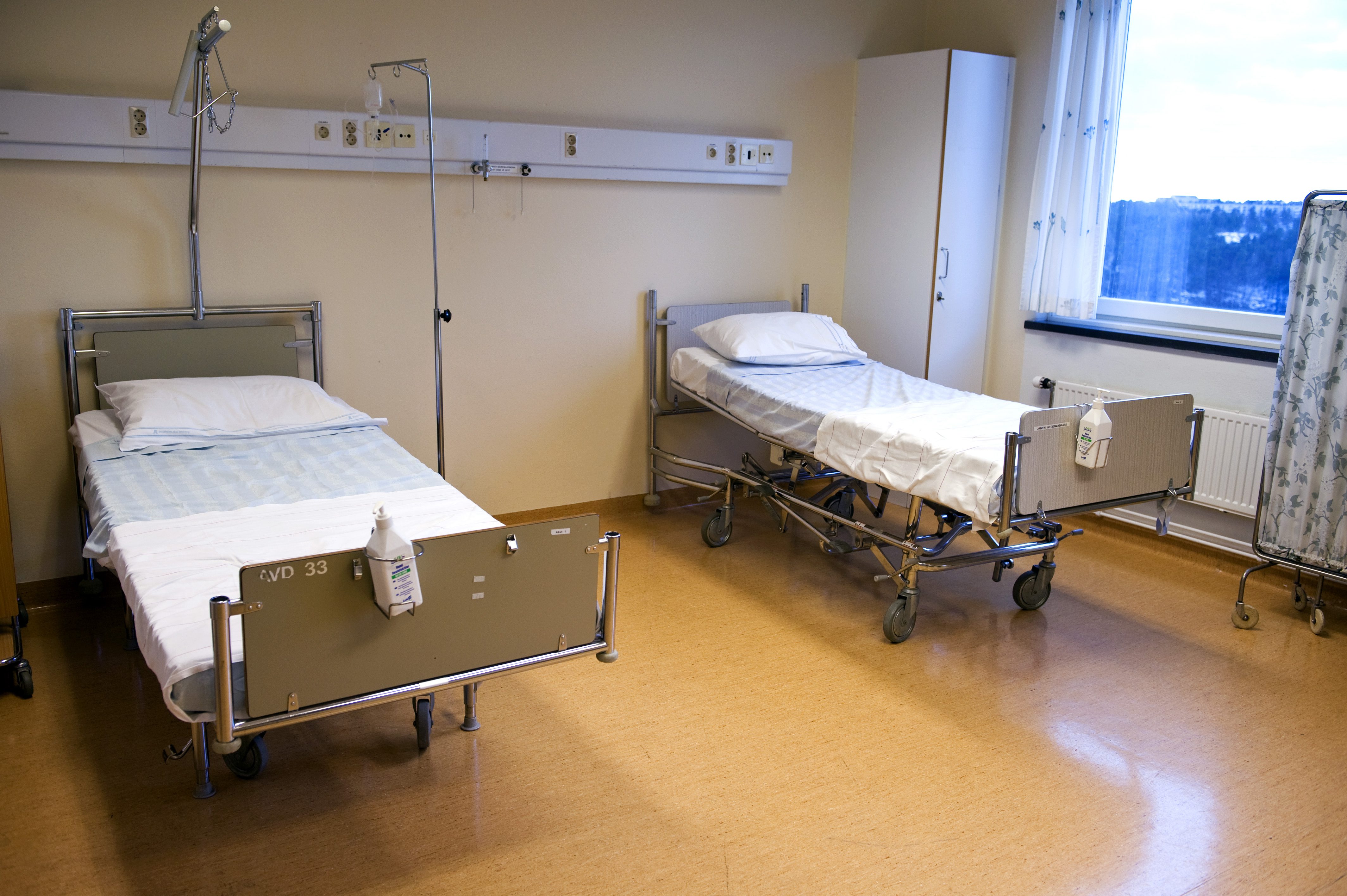 Ett tomt sjukhusrum med två tomma sängar