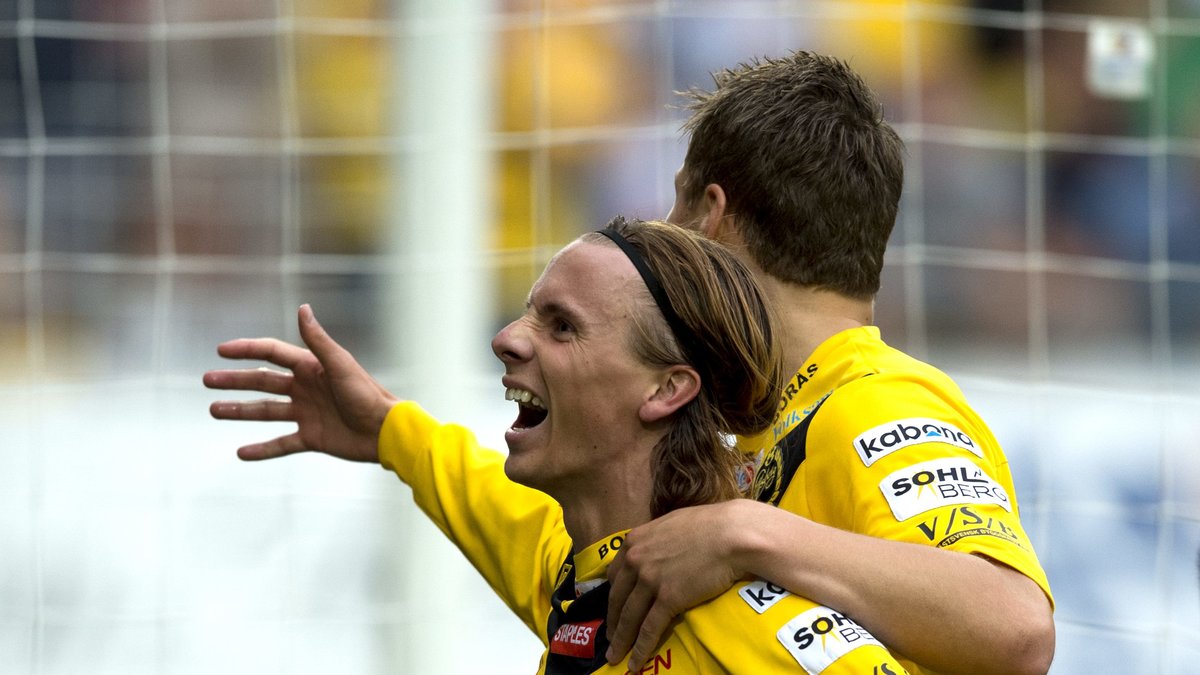 Hult jublar efter ett mål mot Malmö FF, laget Elfsborg nu är nära att sno guldet från.