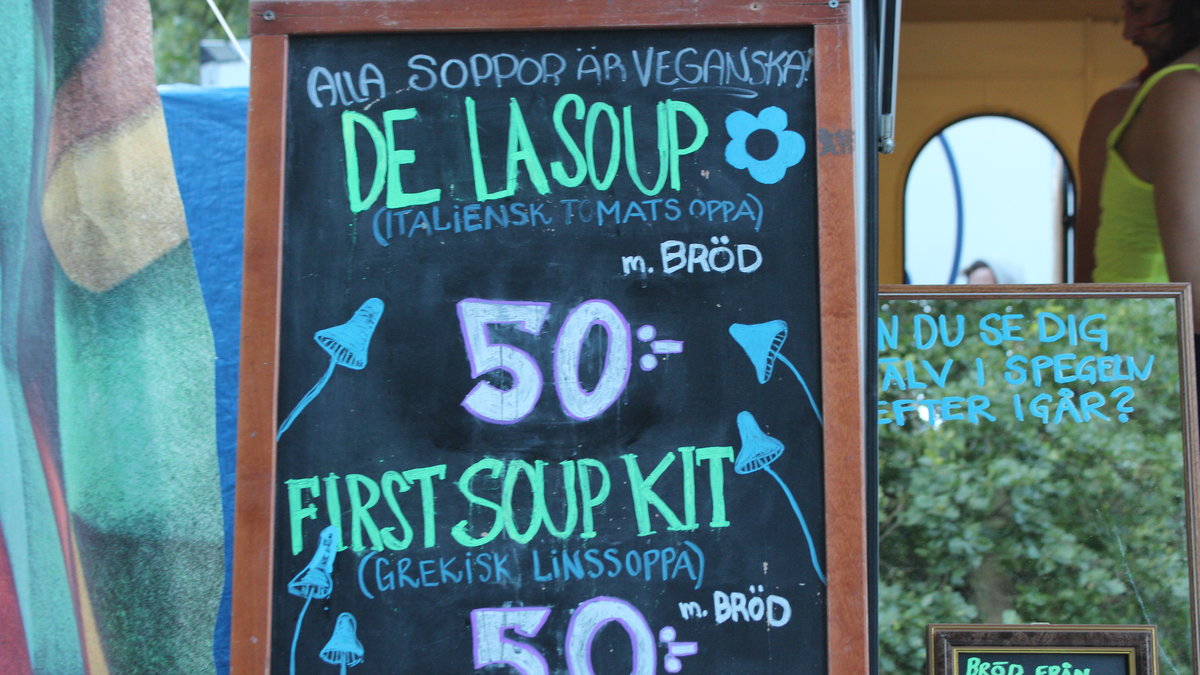 De billiga priserna är en av anledningarna till att "En riktig soppa" går så bra. De fyndiga namnen är en annan.