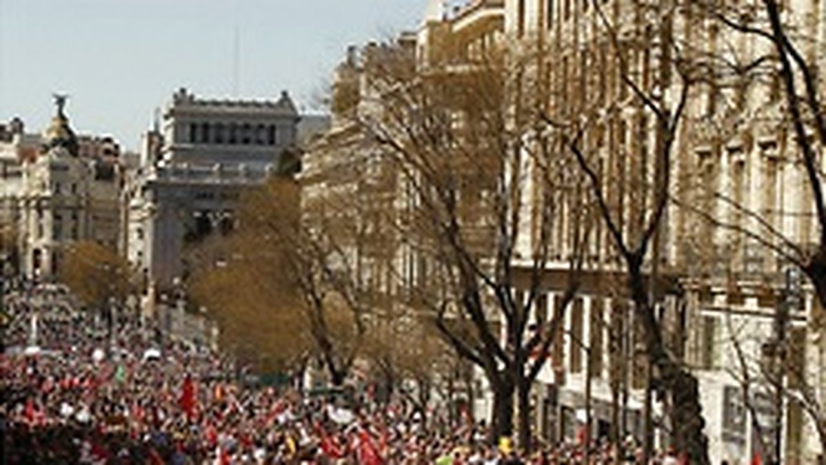 Över 100 000 spanjorer protesterade i mars mot den spanska regeringens nedskärningar i Madrid under parollen "Värdighetsmarschen". En effekt av den växande och allt starkare vänsterrörelsen i Spanien.