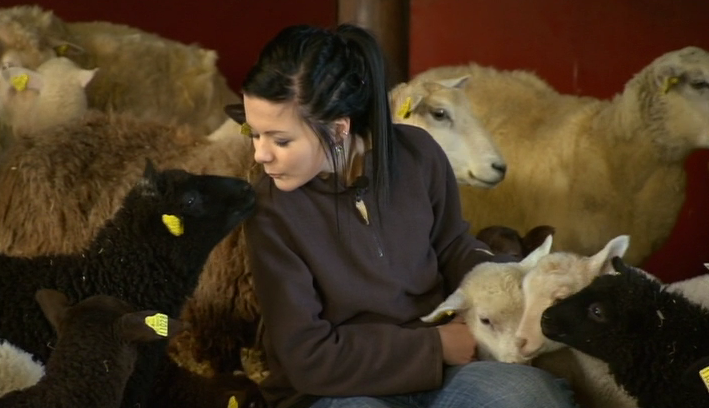 På fritiden tar 15-åriga Frida hand om sina 47 får på gården. Men nu satsar hon. . .