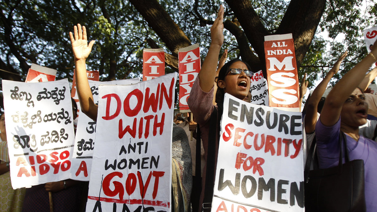 Senaste tiden har Indien protesterat mot överfallen och våldtäkterna på kvinnor. 