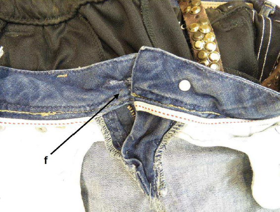 Bland annat finns blod som matchar med 35-åringens DNA på knäppningen på de jeans Lisa Holm bar.