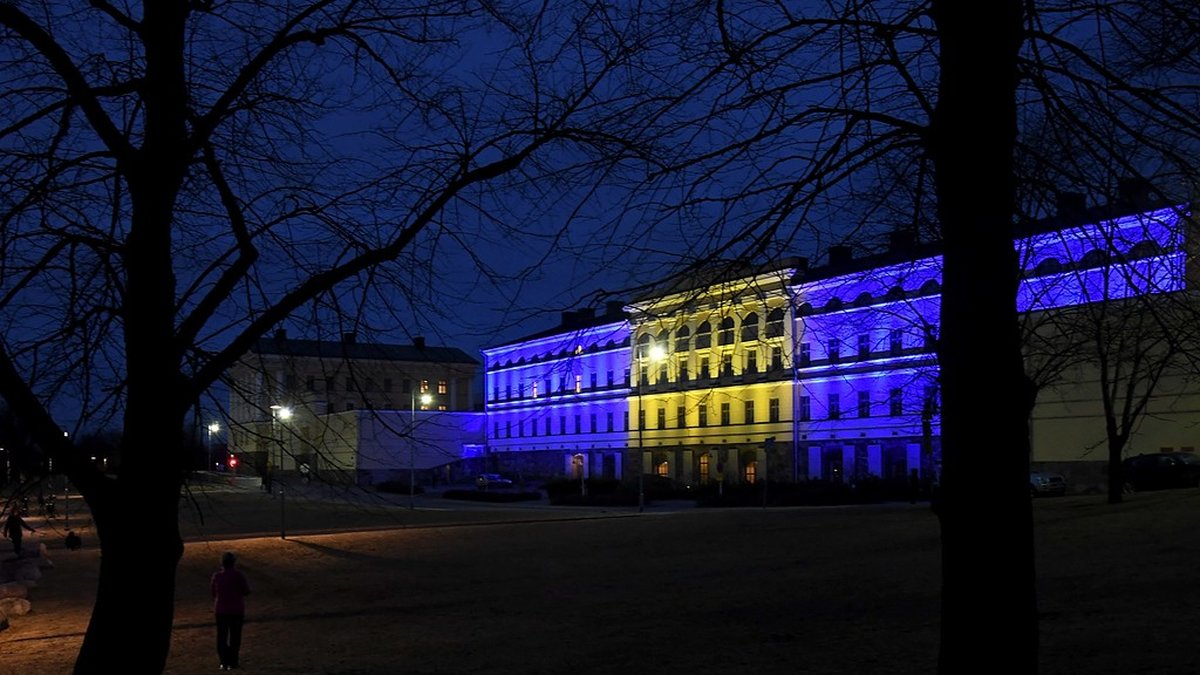 Det finska utrikesministeriet lystes upp i svenska flaggans färger. 