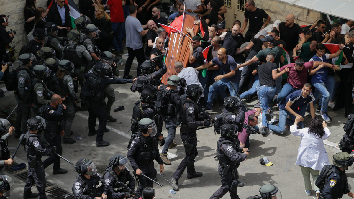 Bärarna tappade greppet om Shireen Abu Aklehs kista när israelisk polis gick in i folkmassan.