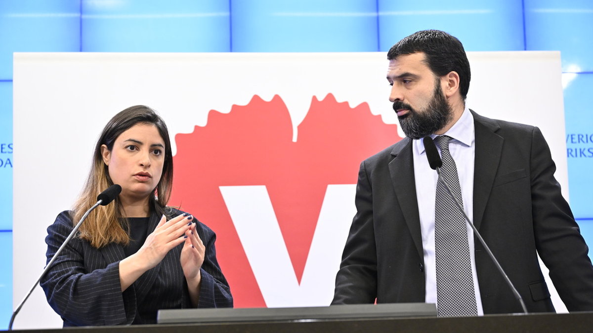 Vänsterpartiets partiledare Nooshi Dadgostar (V) och ekonomiskpolitiska talesperson Ali Esbati (V) presenterar partiets skuggbudget.