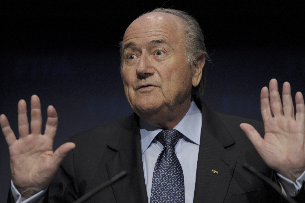 "It's all about the money Lewbowski". Sepp Blatter sitter efter de senaste radens avslöjande otroligt löst. Något brittisk media menar ska gynna det engelska bidraget.