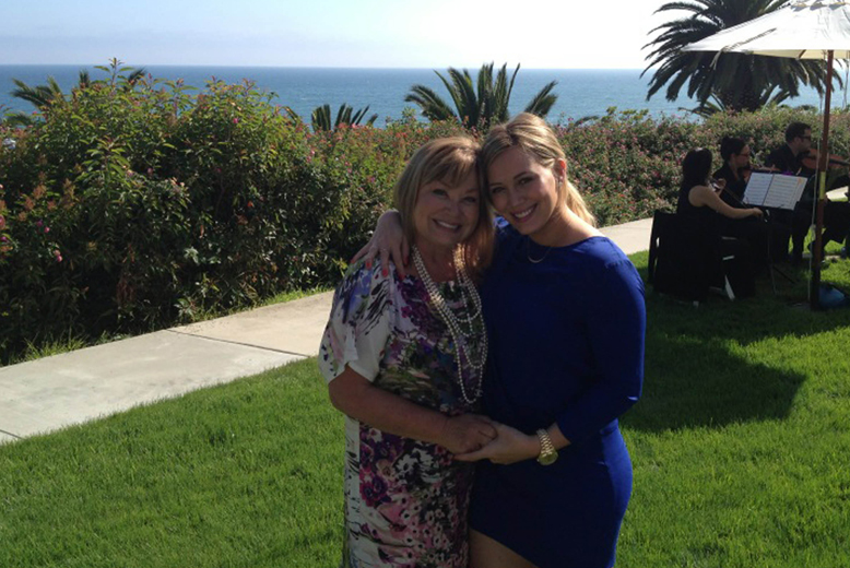 Hilary Duff poserar med sin mamma, som nyligen blev mormor. Och för dig som inte är så snabbtänkt på betyder det att Hilary precis fått barn. Hilary Duff poserar med sin mamma, som nyligen blev mormor. Och för dig som inte är så snabbtänkt på betyder det att Hilary precis fått barn.