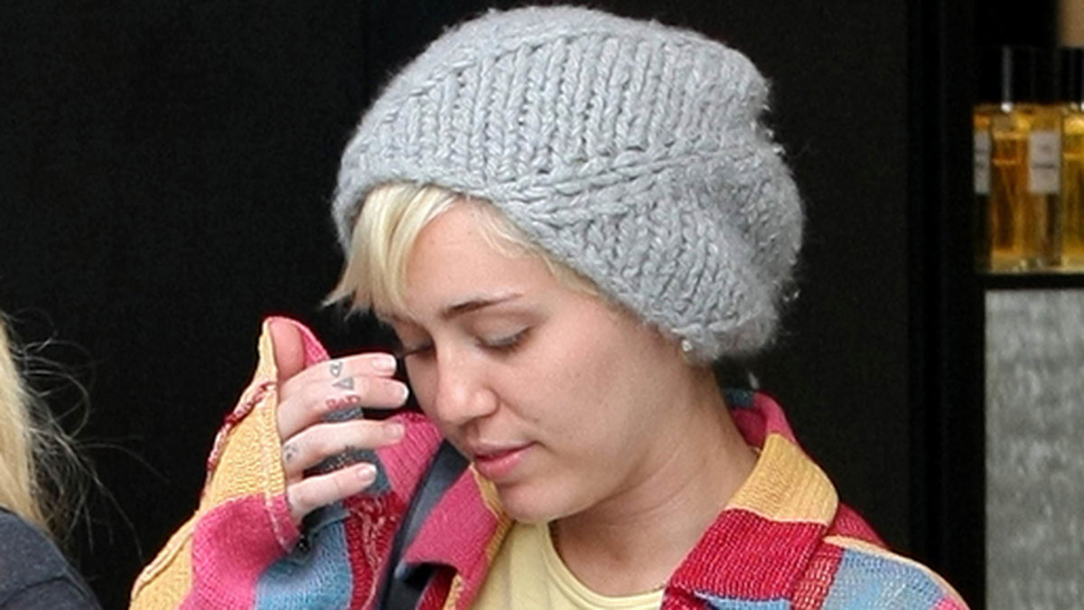 Nyseparerade Miley Cyrus tröstshoppar på Chanel. 