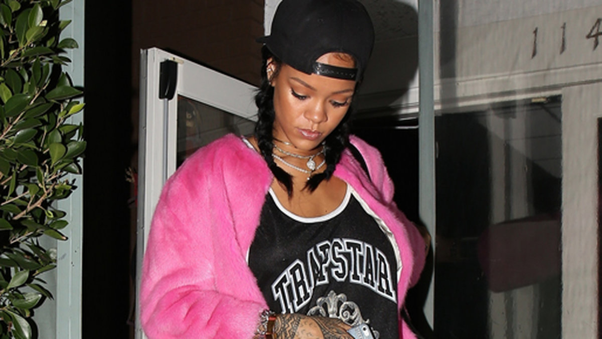 Rihanna lämnar en restaurang i Los Angeles. 